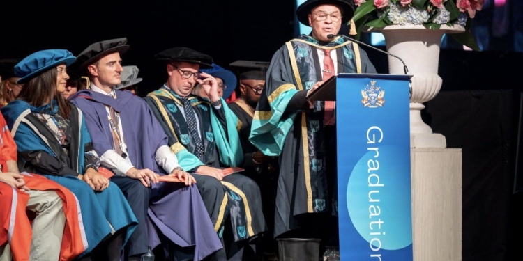 جامعة إيست لندن البريطانية تمنح الدكتور محمود هاشم عبد القادر الدكتوراه الفخرية تقديرا لابتكاراته لحماية العالم من خطر الملاريا