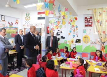 وزير التعليم يشهد حصة عربي ويشيد بشرح معلم لمادة العلوم المتكاملة