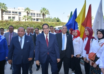 جولة تفقدية لرئيس جامعة القاهرة بعدد من كلياتها في اليوم الأول للعام الجامعي الجديد