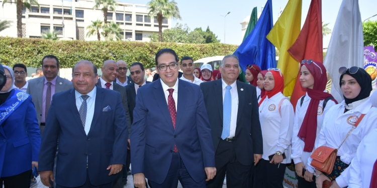 جولة تفقدية لرئيس جامعة القاهرة بعدد من كلياتها في اليوم الأول للعام الجامعي الجديد