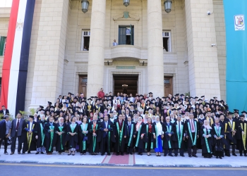 رئيس جامعة القاهرة يشهد احتفالية تخرج دفعة 2024 بكلية الإعلام وتكريم رموز من كبار الصحفيين والإعلاميين