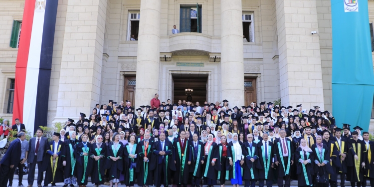 رئيس جامعة القاهرة يشهد احتفالية تخرج دفعة 2024 بكلية الإعلام وتكريم رموز من كبار الصحفيين والإعلاميين