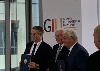 الرئيس الألماني يقص شريط بوابة الأمل بالجامعة الألمانية الدولية ويلتقط صورا تذكارية مع الطلاب