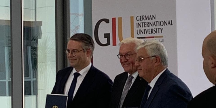 الرئيس الألماني يقص شريط بوابة الأمل بالجامعة الألمانية الدولية ويلتقط صورا تذكارية مع الطلاب