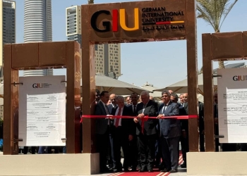 الرئيس الألماني يقص شريط بوابة الأمل بالجامعة الألمانية الدولية ويلتقط صورا تذكارية مع الطلاب