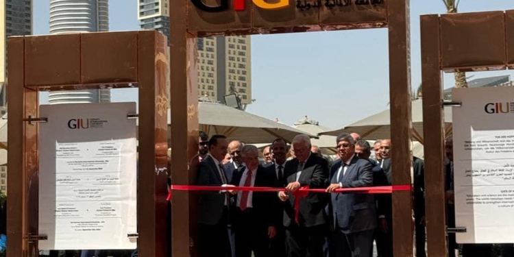 الرئيس الألماني يقص شريط بوابة الأمل بالجامعة الألمانية الدولية ويلتقط صورا تذكارية مع الطلاب