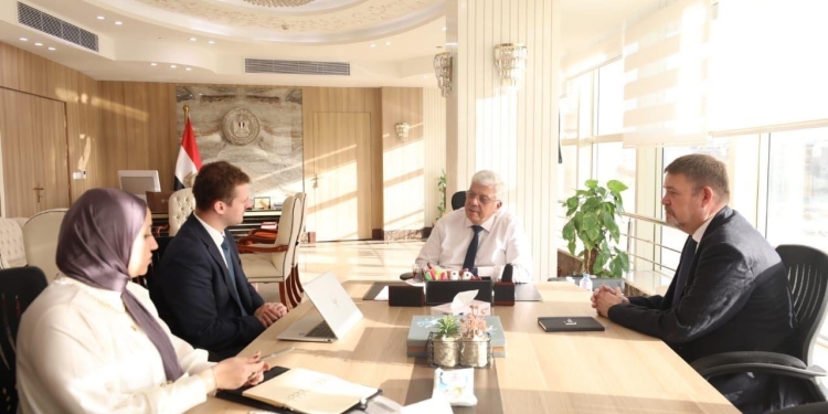 عاشور يستقبل وفدًا من مؤسسة التايمز البريطانية لبحث تصنيفات الجامعات المصرية