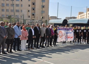 رئيس جامعة كفر الشيخ يشهد مراسم تحية العلم ويقدم التهنئة للطلاب