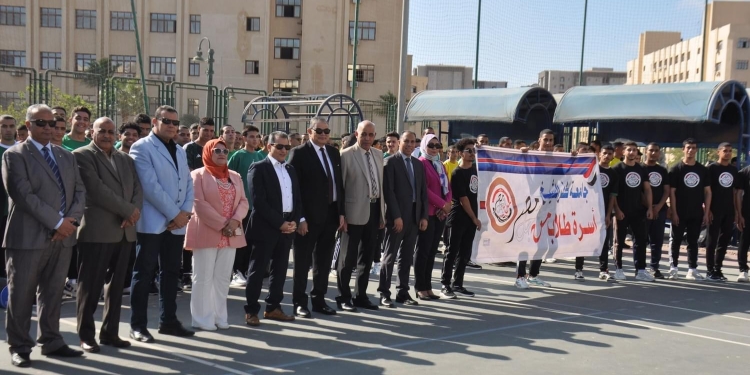 رئيس جامعة كفر الشيخ يشهد مراسم تحية العلم ويقدم التهنئة للطلاب