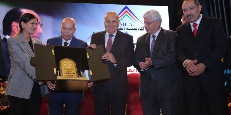 خلال احتفالية أكاديمية الشروق بتخريج دفعة جديدة..تكريم الدكتور عمرو عزت سلامة وفاروق جويدة