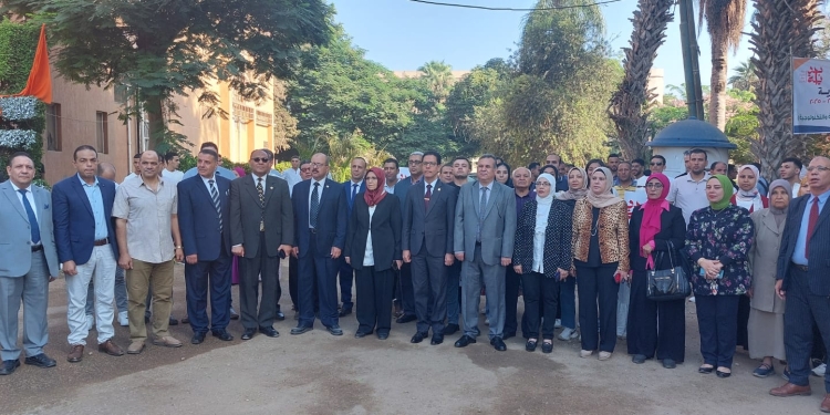 رئيس جامعة بنها يشهد أداء تحية العلم بكليتي الزراعة والطب البيطري ويفتتح معرض للأنشطة الطلابية