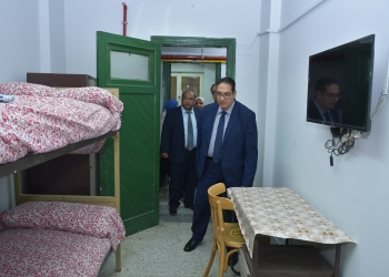 رئيس الجامعة فى غرف الطلبة بالمدينة