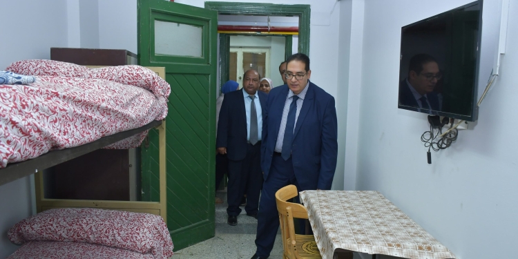 رئيس الجامعة فى غرف الطلبة بالمدينة