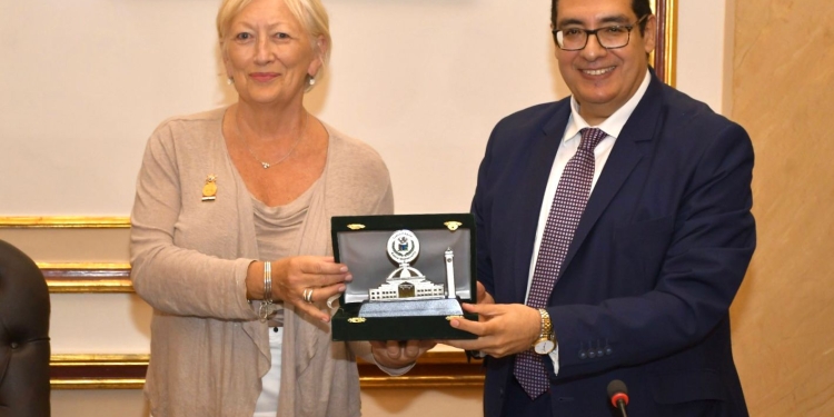 رئيس جامعة القاهرة مع وفد الفرنسى الشيوخ