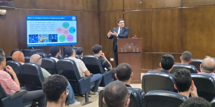 هندسة حلوان مع الطلبة واسرهم فى ندوة تعريفية