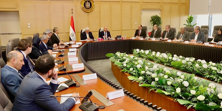 على رأسها السيارات الكهربائية.. الوزير وعاشور يبحثان دعم المشروعات المستقبلية في  قطاعي النقل والمواصلات