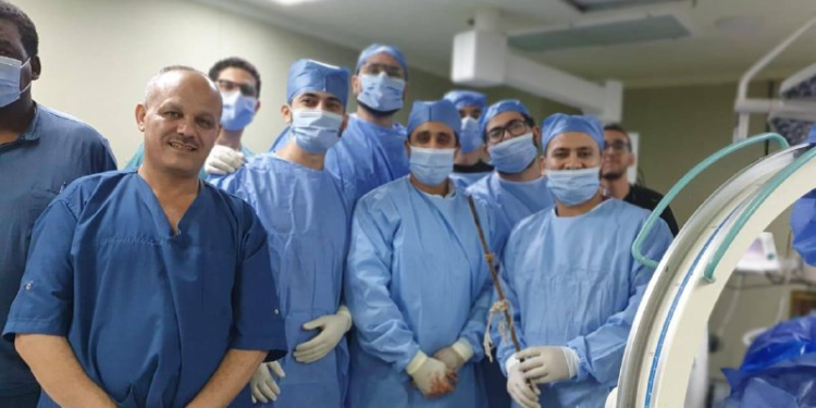 قصر العيني ينجح في إجراء جراحة خطيرة لاستخراج “سيخ معدني” من عظام الحوض لطفل