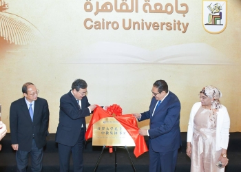 رئيس جامعة القاهرة يلتقى وفدا من دار النشر التعليمية للشعب الصينى
