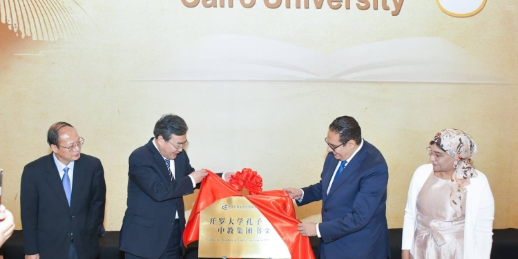 رئيس جامعة القاهرة يلتقى وفدا من دار النشر التعليمية للشعب الصينى