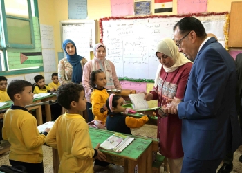 رئيس الوزراء يستمع لرواية تلميذ لقصة قرأها بالمكتبة وغناء طالب أغنية وطنية