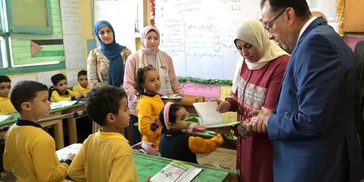 رئيس الوزراء يستمع لرواية تلميذ لقصة قرأها بالمكتبة وغناء طالب أغنية وطنية