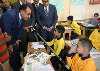 جولة "مدبولي" بمدارس كرداسة.. حاور الطلاب واستمع لشرح معلم