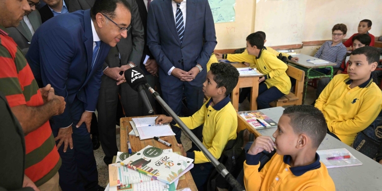 جولة "مدبولي" بمدارس كرداسة.. حاور الطلاب واستمع لشرح معلم