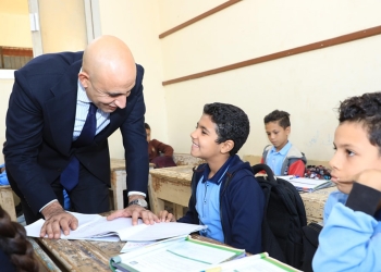 الالتزام بالكثافات وآليات تطبيق الاختبارات الشهرية.. زيارة مفاجأة لوزير التربية والتعليم للغربية