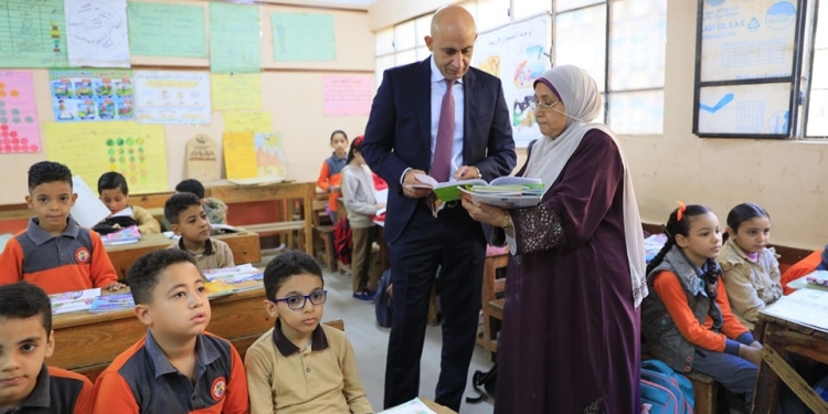 ضم معلمي الصف الأول الإعدادي لحوافز نظام التعليم الجديد