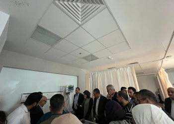 رئيس جامعة الجلالة ووفد من قيادات التعليم العالي يزور الطلاب المُصابين بمجمع السويس الطبي