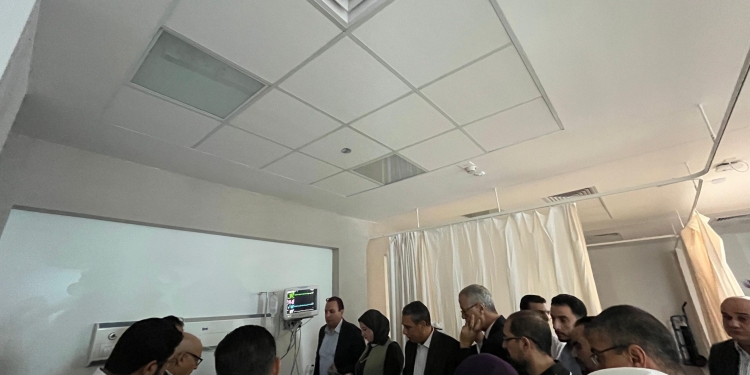 رئيس جامعة الجلالة ووفد من قيادات التعليم العالي يزور الطلاب المُصابين بمجمع السويس الطبي