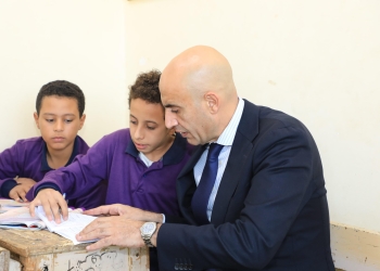جولة وزير التعليم بالبحيرة.. أجرى حوارًا مع الطلاب وأشاد بأداء معلمة
