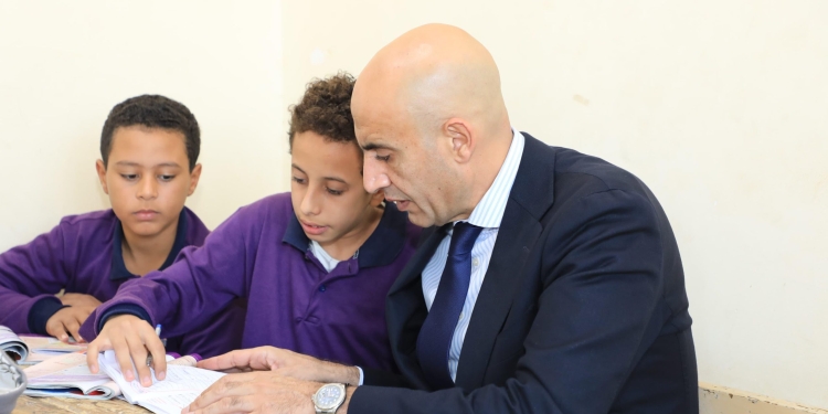 جولة وزير التعليم بالبحيرة.. أجرى حوارًا مع الطلاب وأشاد بأداء معلمة