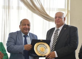 نائب رئيس جامعة القاهرة يكرم مدير مراسم الجامعة لبلوغه سن المعاش