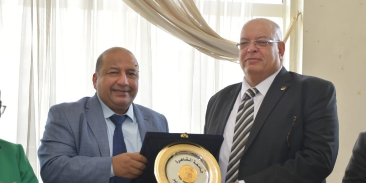 نائب رئيس جامعة القاهرة يكرم مدير مراسم الجامعة لبلوغه سن المعاش