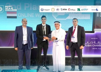 وزير التعليم يهنئ طالب بمدرسة لفوزه بالمركز الثاني بمسابقة "تحدي إنترنت الأشياء والذكاء الاصطناعي" 