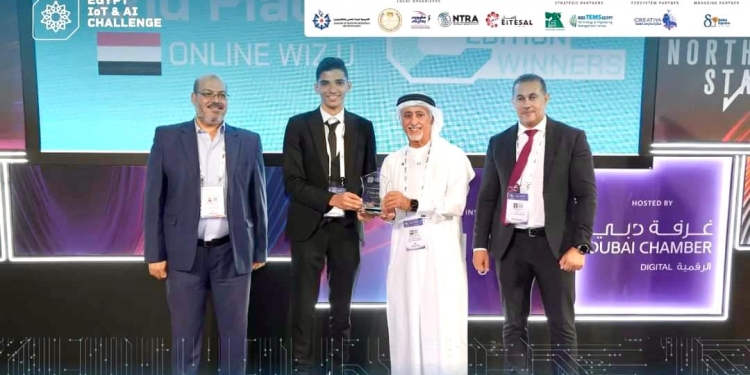 وزير التعليم يهنئ طالب بمدرسة لفوزه بالمركز الثاني بمسابقة "تحدي إنترنت الأشياء والذكاء الاصطناعي"