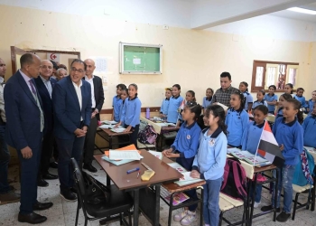 رئيس الوزراء يدير حواراً مع الطلاب عن التقييمات الأسبوعية والفترة المسائية