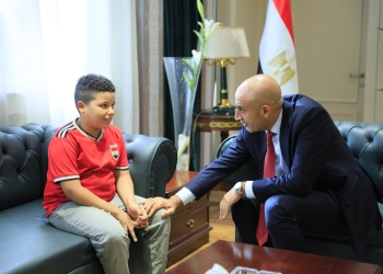 وزير التعليم يعفي الطالب علي حماده من المصروفات الدراسية.. اعرف قصته