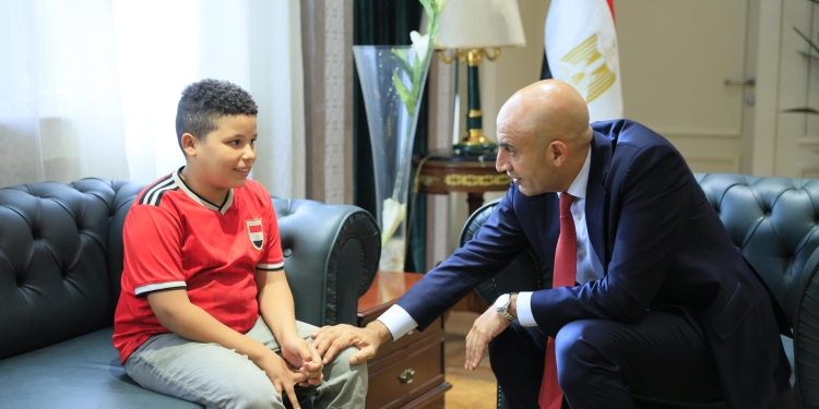 وزير التعليم يعفي الطالب علي حماده من المصروفات الدراسية.. اعرف قصته