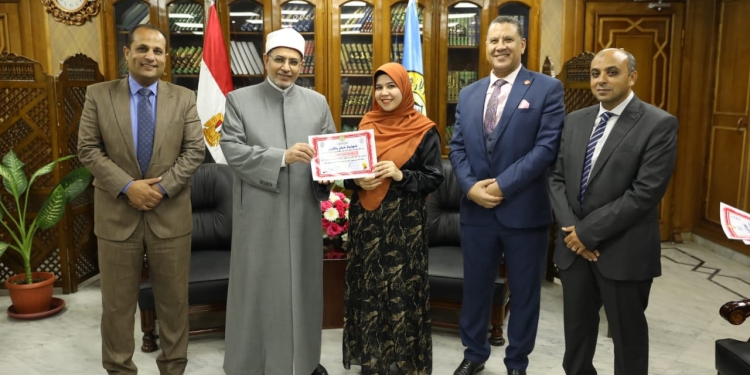 رئيس جامعة الأزهر يكرم طلاب "الهندسة المدنية" الفائزين بالمركز الثاني على مستوى الجمهورية في ملتقى الابتكارات للعام 2024