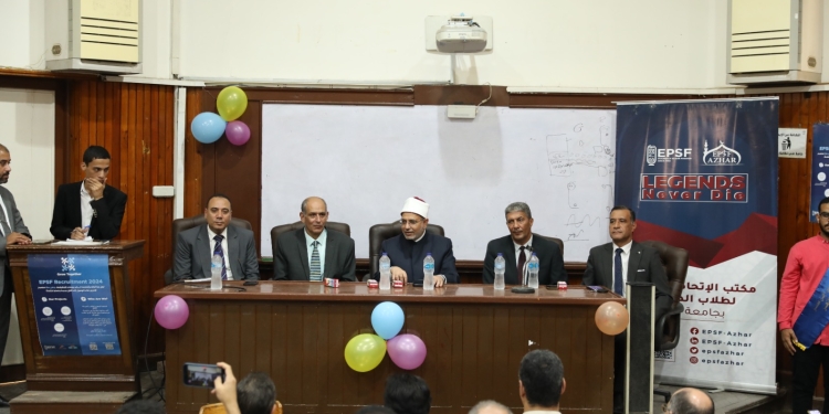 رئيس جامعة الأزهر يشيد بجهود علماء كلية الصيدلة في جميع المحافل الدولية ويحث الطلاب على الجد والاجتهاد في طلب العلم