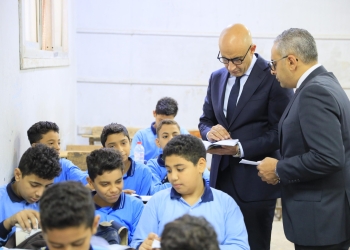 جولة مفاجئة لوزير التعليم لتفقد الاختبارات الشهرية بمدارس البحيرة
