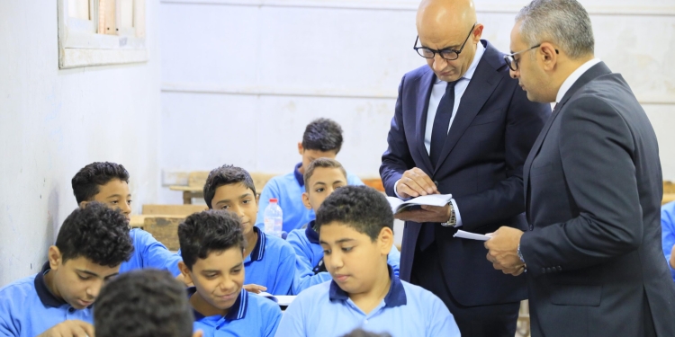 جولة مفاجئة لوزير التعليم لتفقد الاختبارات الشهرية بمدارس البحيرة
