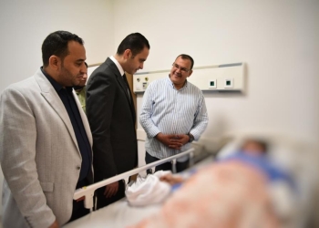 نائب وزير الصحة يطمئن على مصابي حادث الجلالة ويوجه بتقديم أفضل خدمات الرعاية