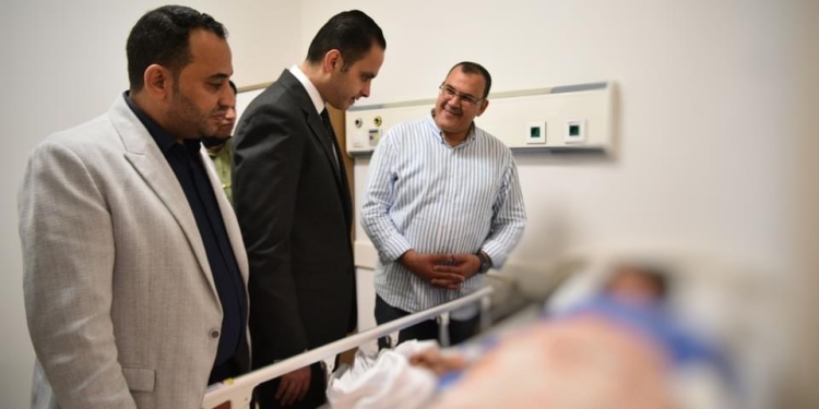 نائب وزير الصحة يطمئن على مصابي حادث الجلالة ويوجه بتقديم أفضل خدمات الرعاية