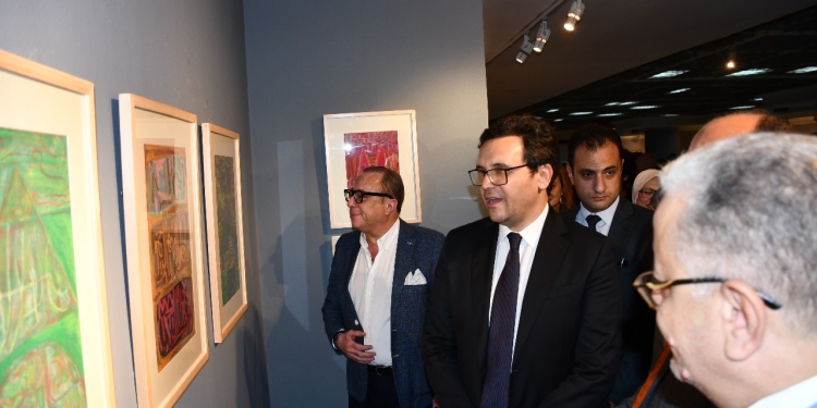 ” تواصل الأجيال” معرض فني يجسد دور الأستاذ والقدوة