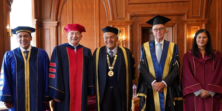 الجامعة البريطانية تحتفل بالذكرى العشرين وتمنح الدكتوراه الفخرية للدكتور جورج أبي صعب وجون لاثام