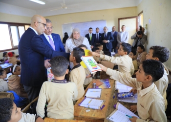 وزير التعليم يتفقد 8 مدارس بالفيوم ويشيد بأداء معلمة لغة عربية "صور"