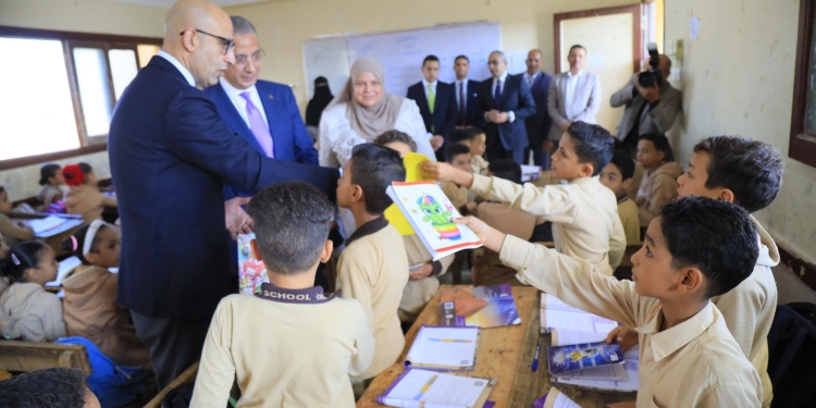 وزير التعليم يتفقد 8 مدارس بالفيوم ويشيد بأداء معلمة لغة عربية "صور"